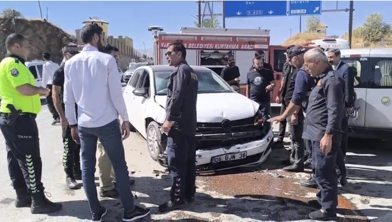 HAKKARİ’NİN YÜKSEKOVA İLÇESİNDE İKİ ARACIN ÇARPIŞMASI SONUCU 2 KİŞİ YARALANDI.