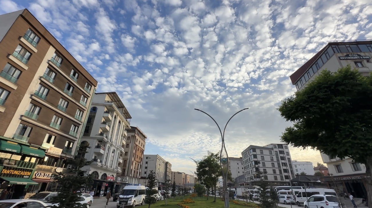 HAKKARİ’NİN YÜKSEKOVA İLÇESİNDE ÖĞLE SAATLERİNDE GÖKYÜZÜNDE BELİREN SİRROKÜMÜLÜS BULUTLARI, İLÇE...