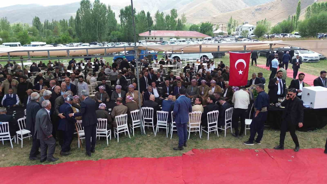 HAKKÂRİ’NİN YÜKSEKOVA İLÇESİNE BAĞLI BÜYÜKÇİFTLİK BELDESİNDEKİ PİNYANİŞİ AŞİRETİNİN DÜĞÜNÜNDE...
