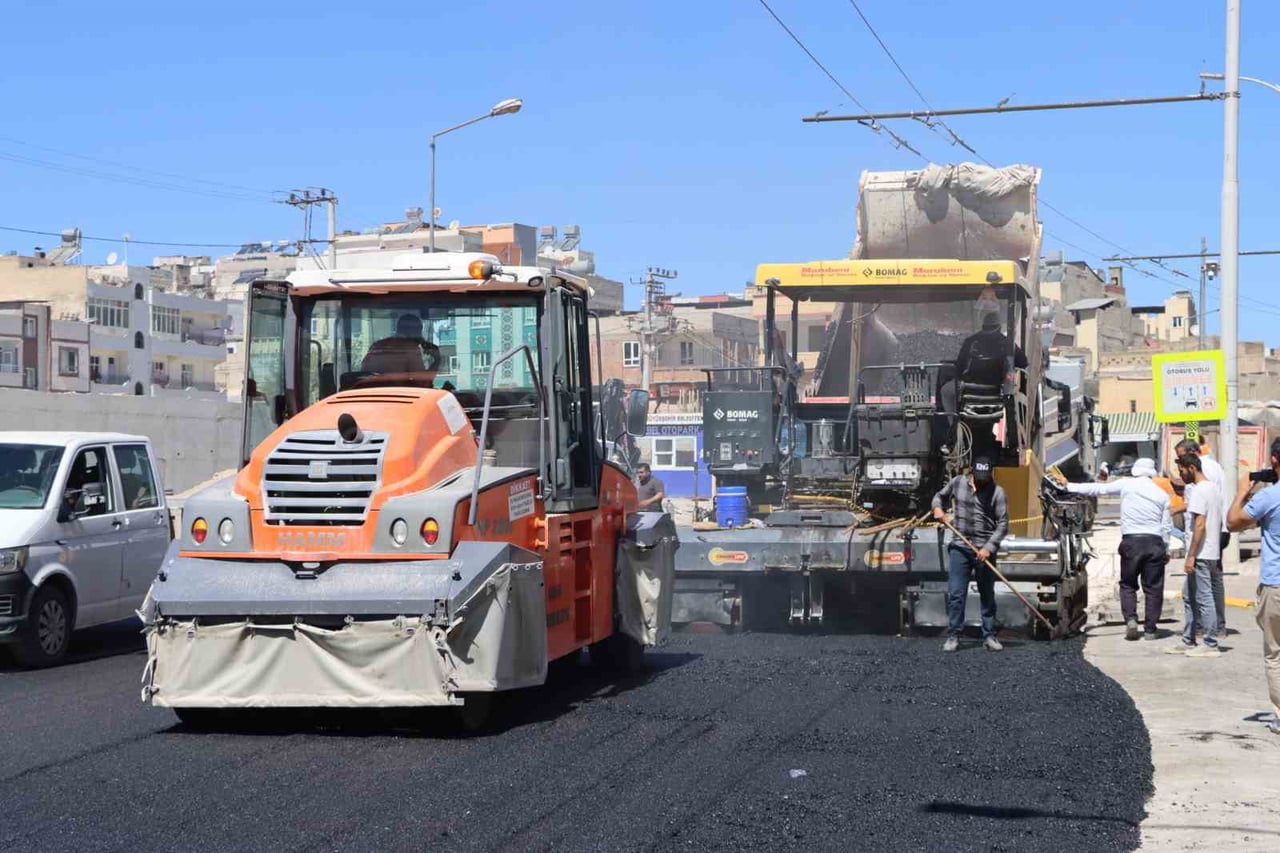 HALEPLİBAHÇE CADDESİ’NDE ASFALT ÇALIŞMALARI SÜRÜYOR