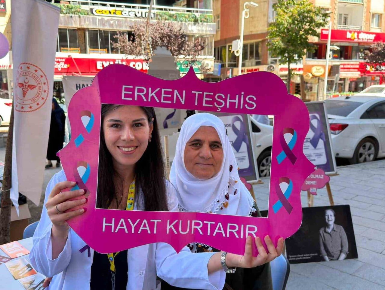 HALK SAĞLIĞI HAFTASI KAPSAMINDA HAKKÂRİ KENT MERKEZİNDE VATANDAŞLARA KANSER TARAMALARI KONUSUNDA...
