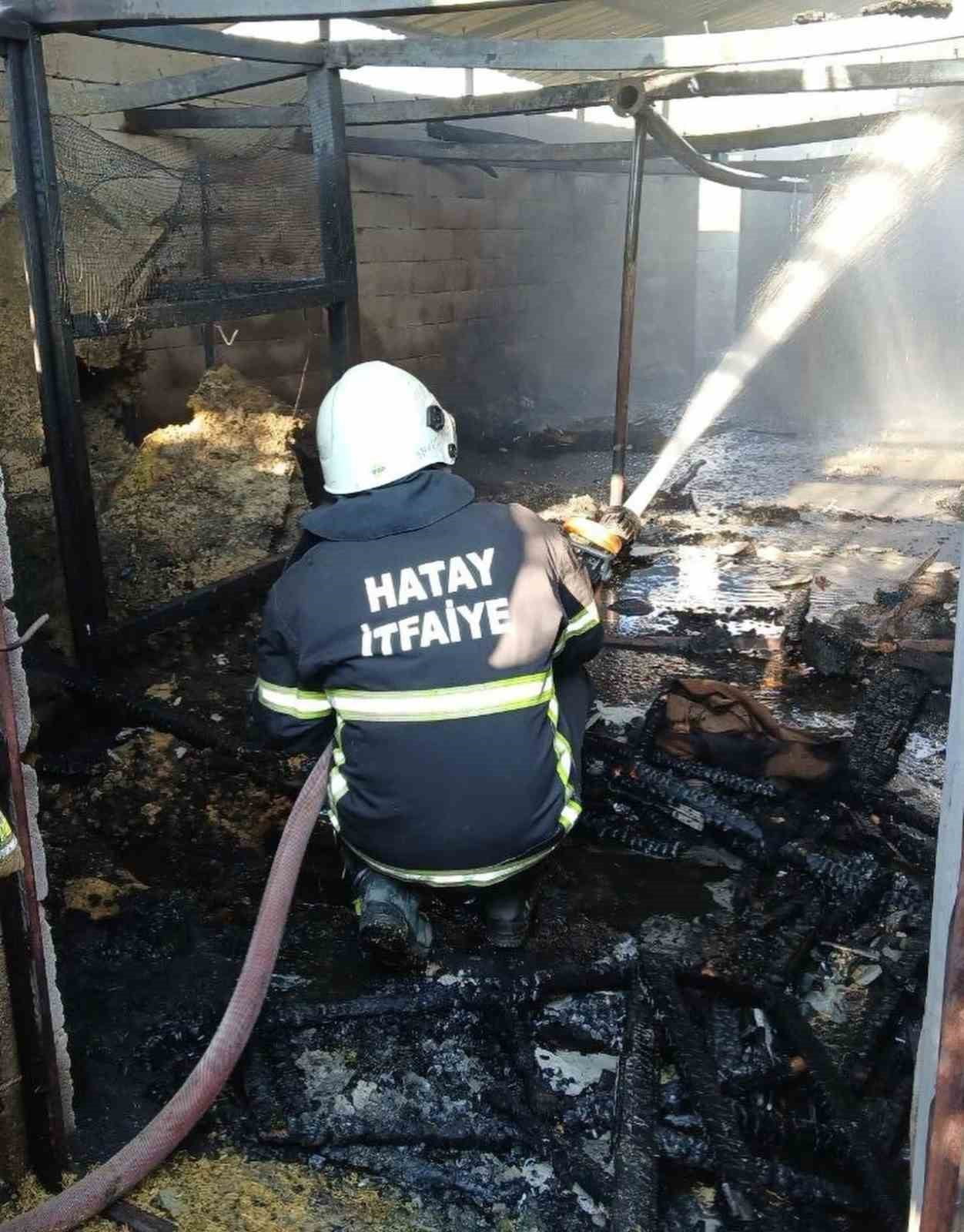 HASSA’DA ÇIKAN EV VE AHIR YANGINI EKİPLERİN MÜDAHALESİYLE KONTROL ALTINA ALINDI.