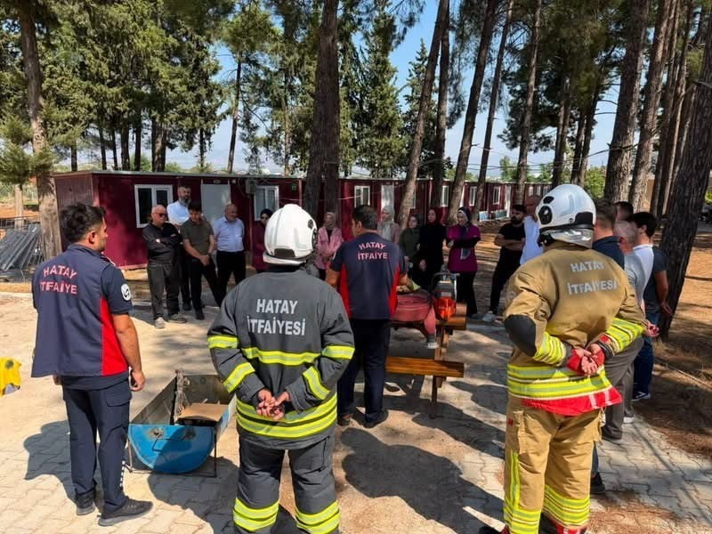 HASSA İLÇE SAĞLIK MERKEZİ’NDE DÜZENLENEN YANGIN EĞİTİMİ VE TATBİKATTAN GÖRÜNTÜ.