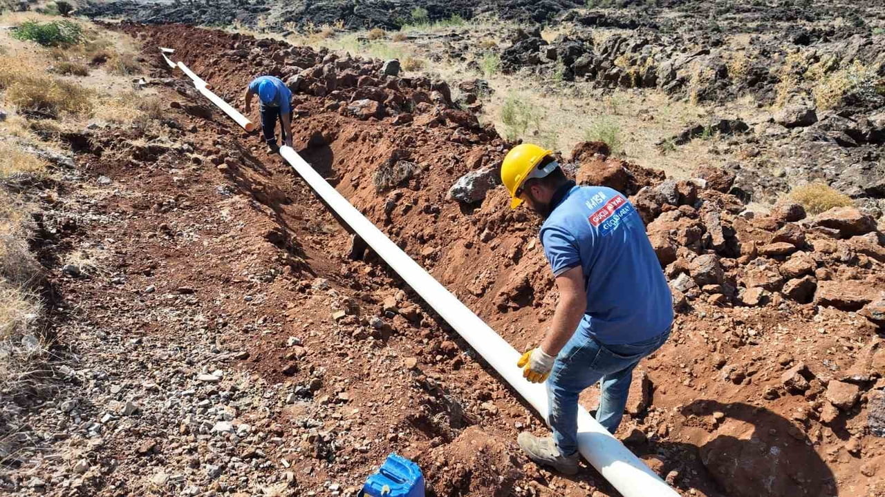 HASSA İLÇESİNDE YAKLAŞIK 10 BİN METRELİK İÇME SUYU HATTININ YENİLENMESİNE YÖNELİK SÜRDÜRÜLEN...