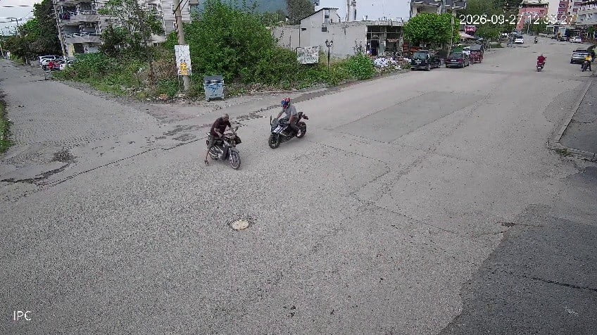 HATAY'DA 2 MOTOSİKLETİN ÇARPIŞTIĞI KAZADA GENÇ MOTOSİKLET SÜRÜCÜSÜ KAZAYI YARALI OLARAK ATLATAN...
