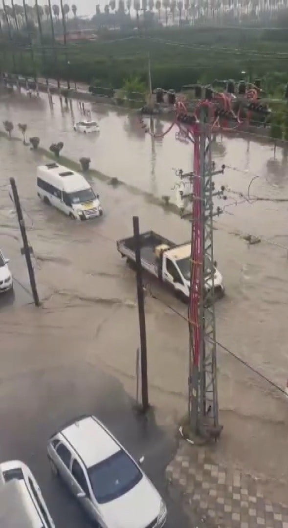 HATAY'DA ETKİLİ OLAN SAĞANAK YAĞIŞLA BİRLİKTE YOLLAR VE CADDELER GÖLE DÖNDÜ.