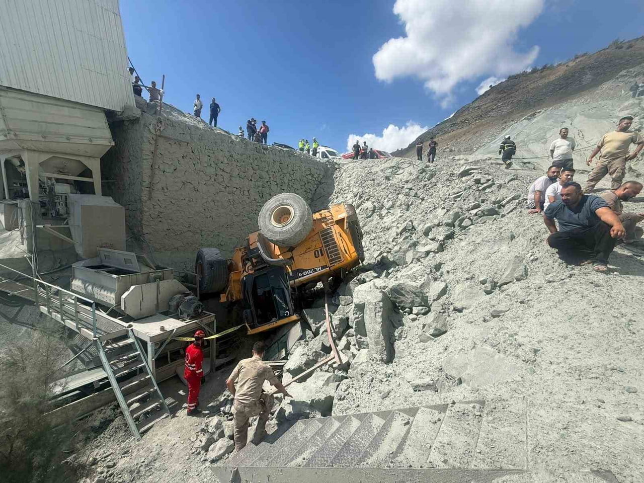 HATAY'DA KARAKÖSE MADENCİLİK'E AİT TAŞ OCAĞINDA YAKLAŞIK 6 METRE YÜKSEKLİKTEKİ DUVARDAN DEVRİLEN...