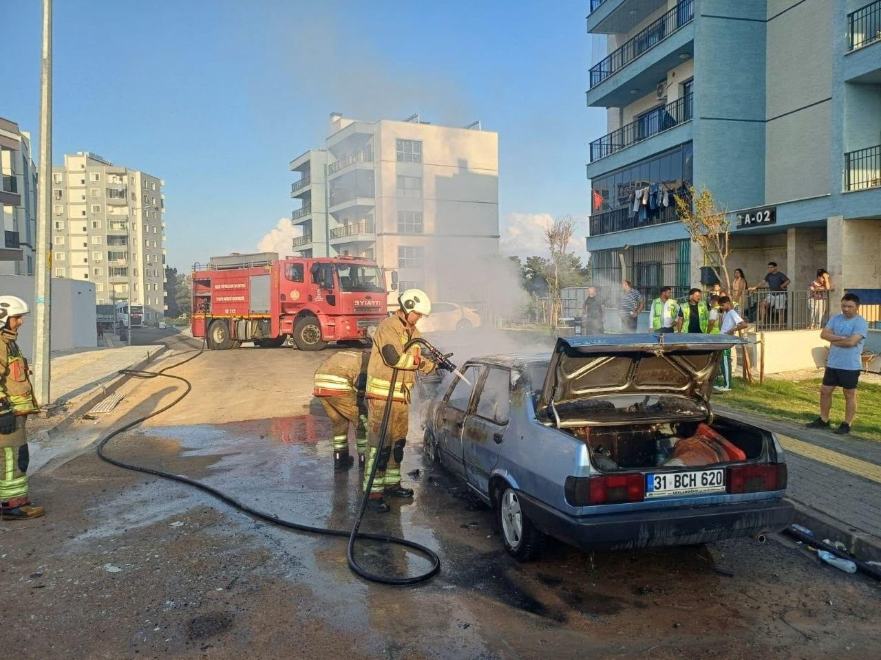 HATAY'DA PARK HALİNDEYKEN MOTOR KISMINDAN ALEVLER YÜKSELEN TOFAŞ MARKA OTOMOBİL KULLANILMAZ HALE...
