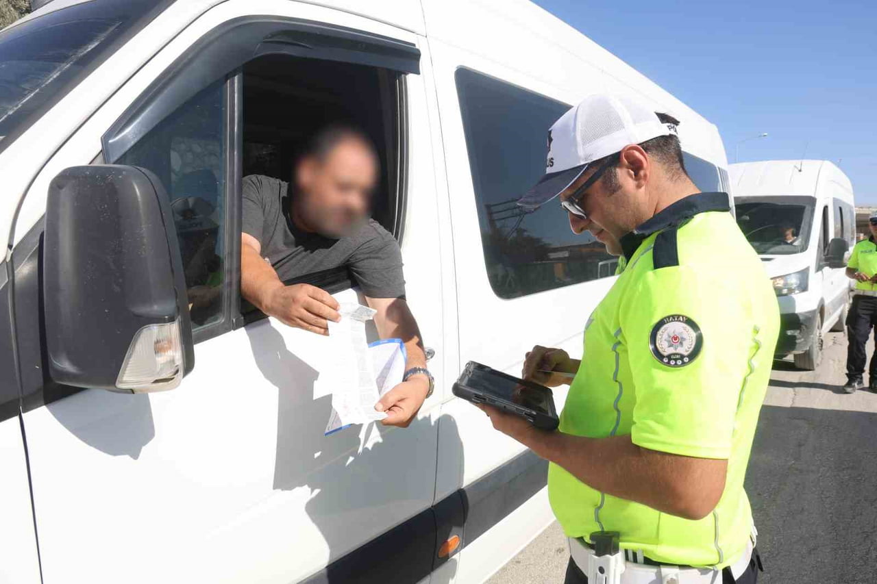 HATAY'DA TRAFİK DENETLEME ŞUBE MÜDÜRLÜĞÜ'NE BAĞLI EKİPLER TARAFINDAN OKUL SERVİSLERİNE YÖNELİK...