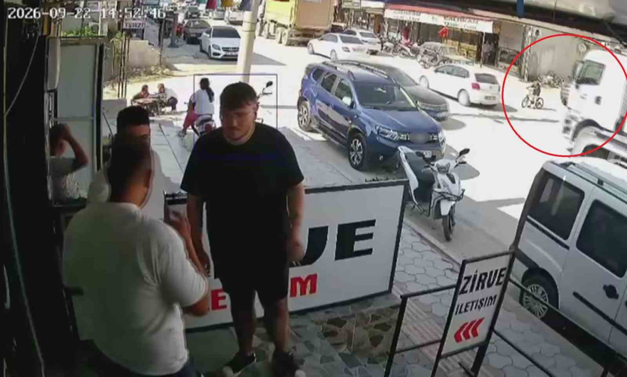 HATAY'IN ANTAKYA İLÇESİNDE HAFRİYAT KAMYONUN KÖR NOKTASINDA GEÇMEYE ÇALIŞAN BİSİKLETLİ ÇOCUK...
