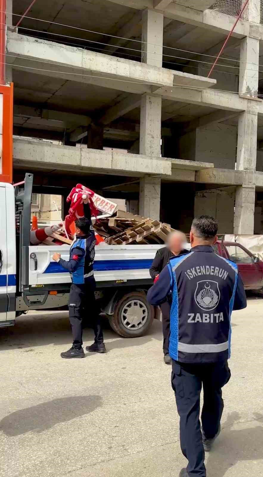 HATAY'IN İSKENDERUN İLÇESİNDE KALDIRIM İŞGALLERİNE YÖNELİK DENETİM GERÇEKLEŞTİREN İSKENDERUN...