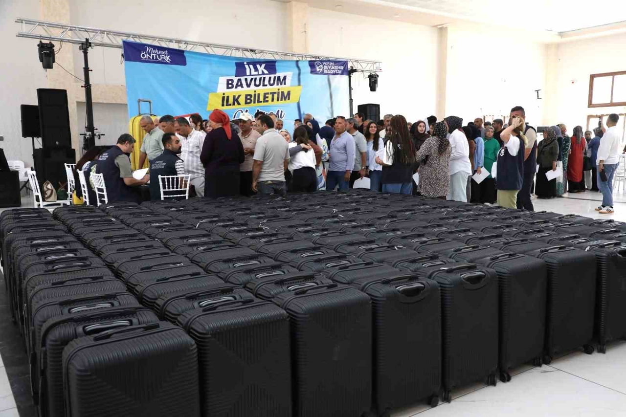 HATAY BÜYÜKŞEHİR BELEDİYESİ TARAFINDAN ÜNİVERSİTE ÖĞRENCİLERİNE YÖNELİK GERÇEKLEŞTİRİLEN BAVUL...