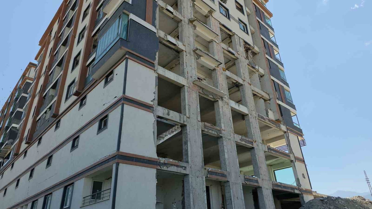 HATAY’DA 6 ŞUBAT DEPREMİNDE AĞIR HASAR ALDIĞI BELİRLENEN 8 KATLI BİNA, MÜTEAHHİTTİN BAŞVURULARI...