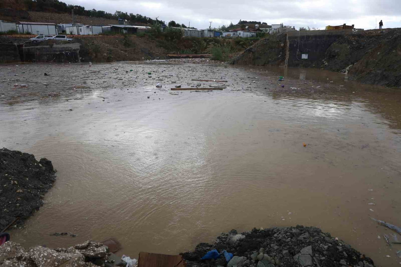 HATAY’DA GECE VE SABAH SAATLERİNDE ETKİLİ OLAN YAĞIŞLA BİRLİKTE DERELERİN DEBİSİ ARTARKEN, YOLA...