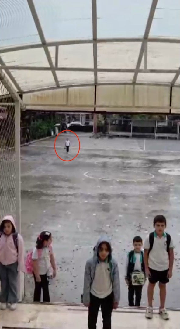 HATAY’DA İLKOKUL ÖĞRENCİSİ ASEL MİNA, YAĞMUR YAĞDIĞI ESNADA OKUNAN İSTİKLAL MARŞI’NA ISLANARAK...