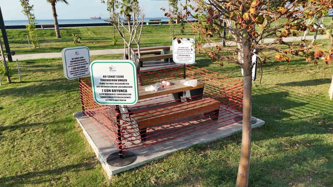 HATAY’DA İSKENDERUN BELEDİYESİ ZABITA EKİPLERİ, SAHİLDE ÇEKİRDEK ÇİTLEYEN VE KABUKLARINI YERE ATAN...