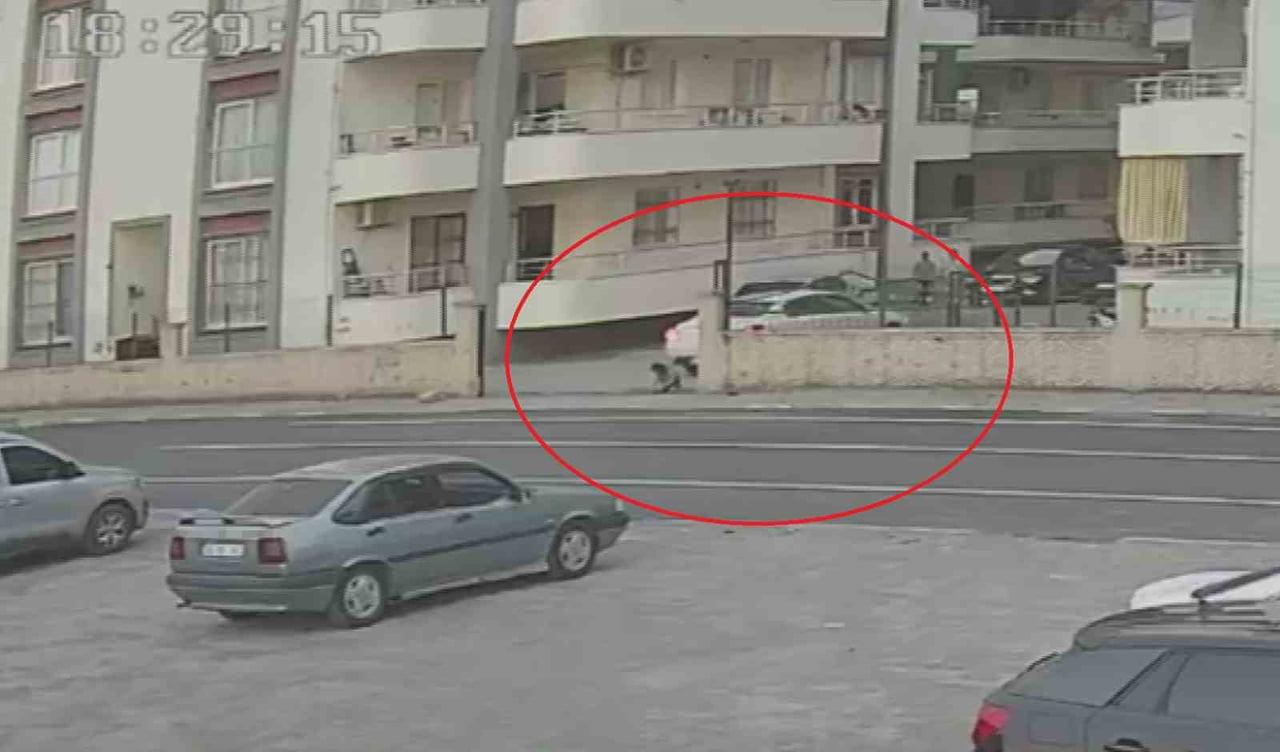HATAY’DA KADIN SÜRÜCÜNÜN KULLANDIĞI GERİ MANEVRA YAPAN OTOMOBİLİN ALTINDA KALARAK EZİLEN 4...