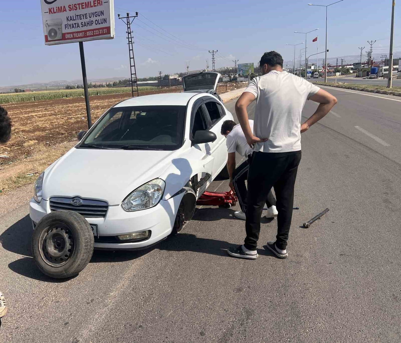 HATAY’DA KPSS’DEN ÇIKARAK EVİNDE GİDEN ABILHAMİT GÜNGÖR’ÜN KULLANDIĞI OTOMOBİLİN LASTİĞİ YERİNDEN...