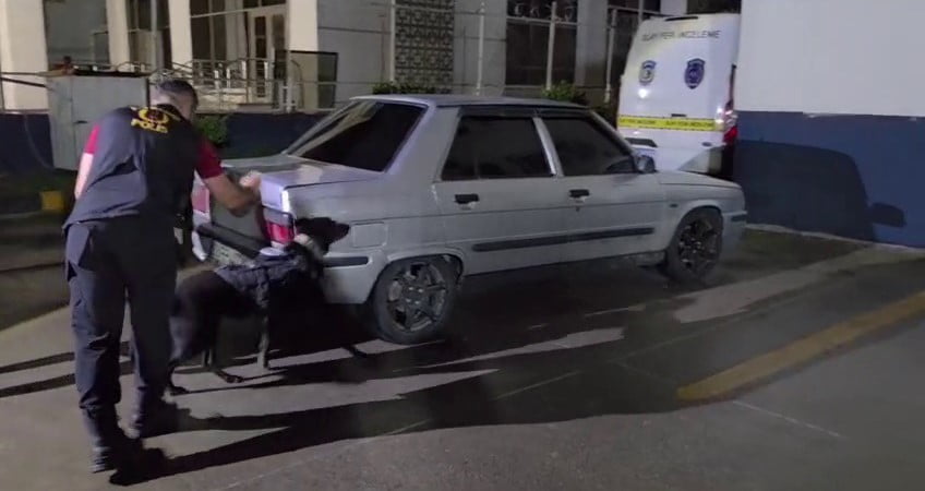HATAY’DA POLİS EKİPLERİ TARAFINDAN GERÇEKLEŞTİRİLEN OPERASYONDA 522 GRAM KOKAİN OTOMOBİLİN MOTOR...