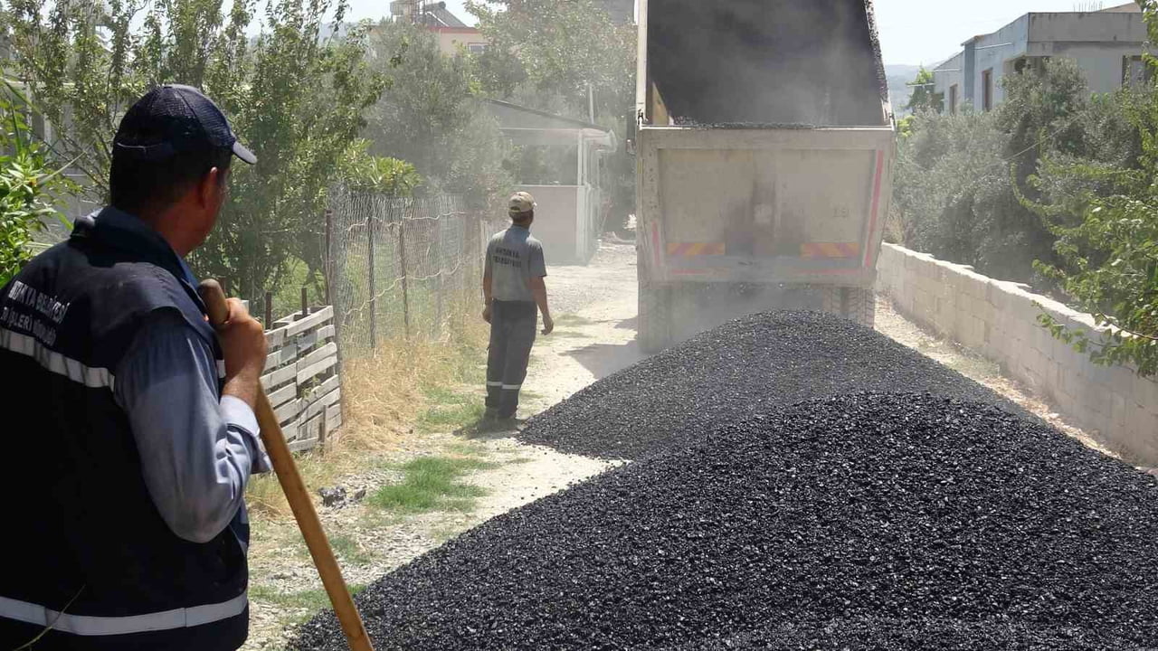 HATAY’DA YAZ AYLARININ ETKİSİYLE BİRLİKTE 40 DERECEYİ BULAN SICAK HAVADA ÇALIŞAN ANTAKYA...