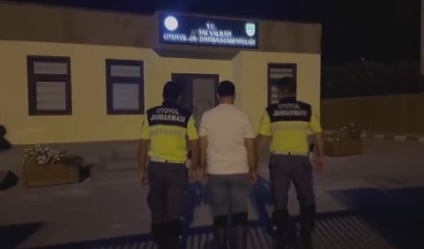 HATAY’IN DÖRTYOL İLÇESİNDE MOTOSİKLETİYLE TRAFİK GÜVENLİĞİNİ TEHLİKEYE DÜŞÜRECEK ŞEKİLDE AKROBATİK...