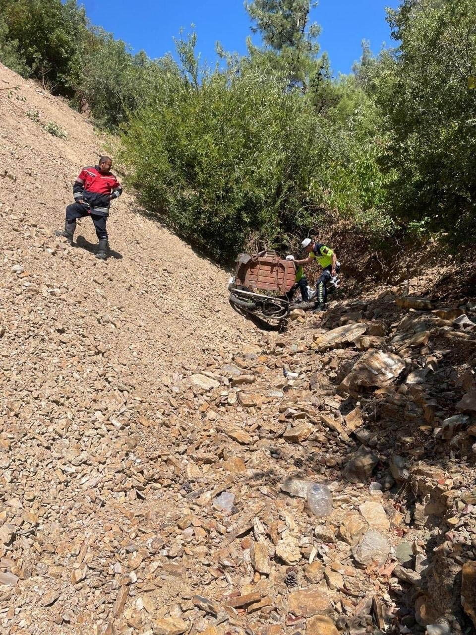 HATAY’IN HASSA İLÇESİNDE MOTOSİKLETİYLE UÇURUMDAN YUVARLANAN 74 YAŞINDAKİ SÜRÜCÜ...