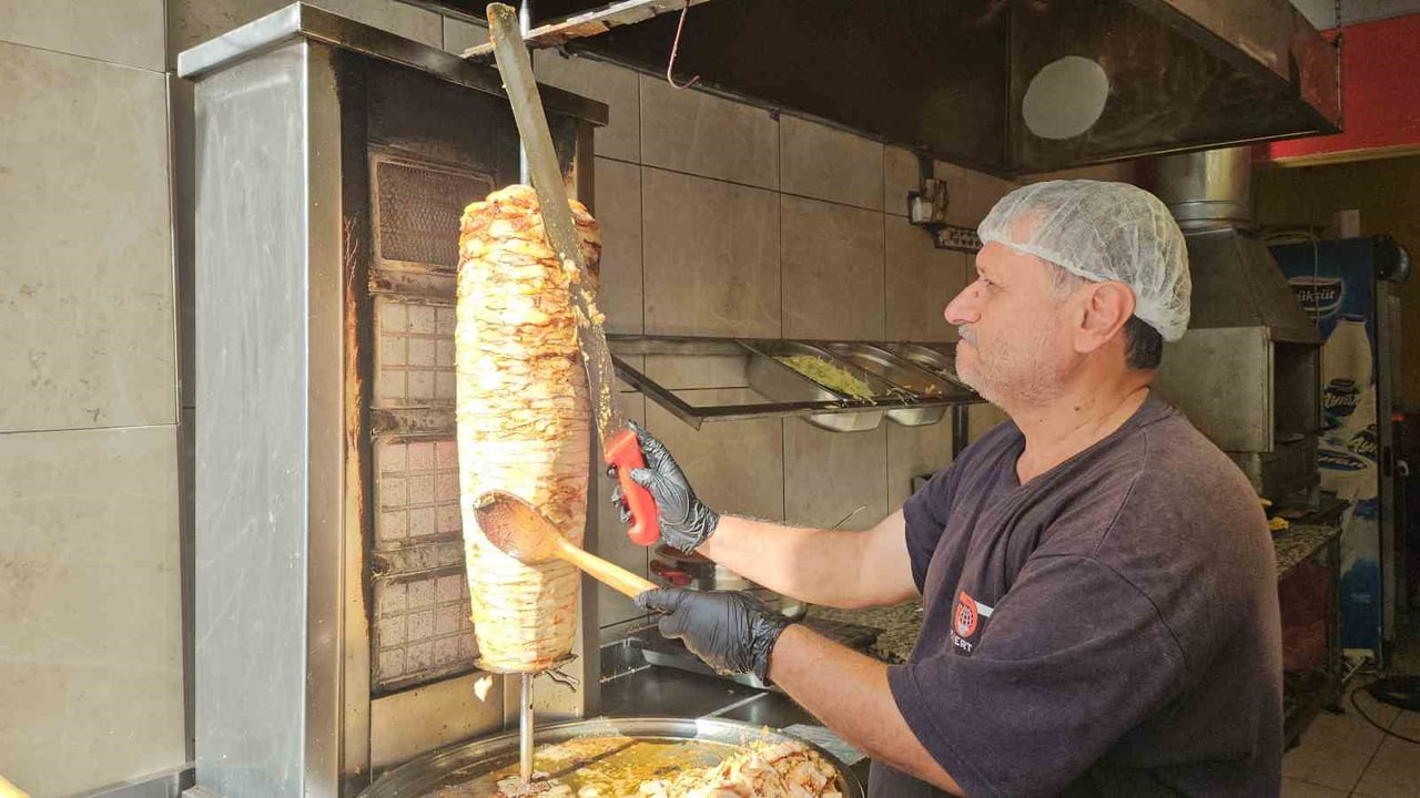 HATAY’IN İSKENDERUN İLÇESİ DUMLUPINAR MAHALLESİ’NDE 23 YAŞINDAKİ ÜNİVERSİTE MEZUNU KADİR MERT...