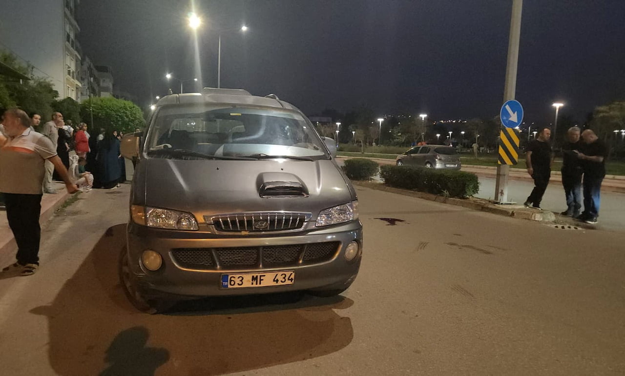 HATAY’IN İSKENDERUN İLÇESİNDE GERİ MANEVRA YAPAN BİR PANELVANIN ÇARPTIĞI 71 YAŞINDAKİ KADIN AĞIR...