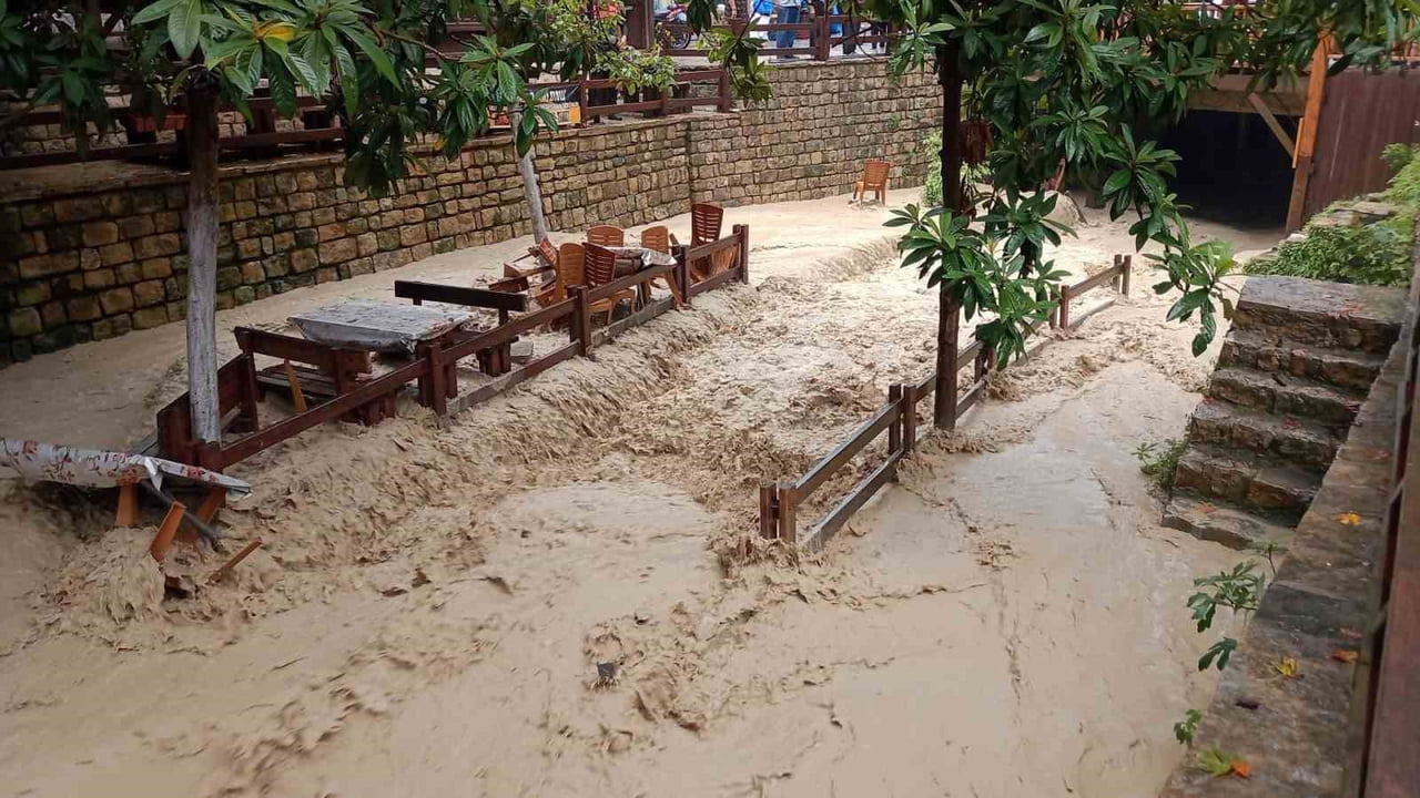 HATAY’IN SAMANDAĞ İLÇESİ HIDIRBEY MAHALLESİ’NDE BULUNAN DERE, ETKİLİ OLAN YAĞIŞLA BİRLİKTE TAŞTI....