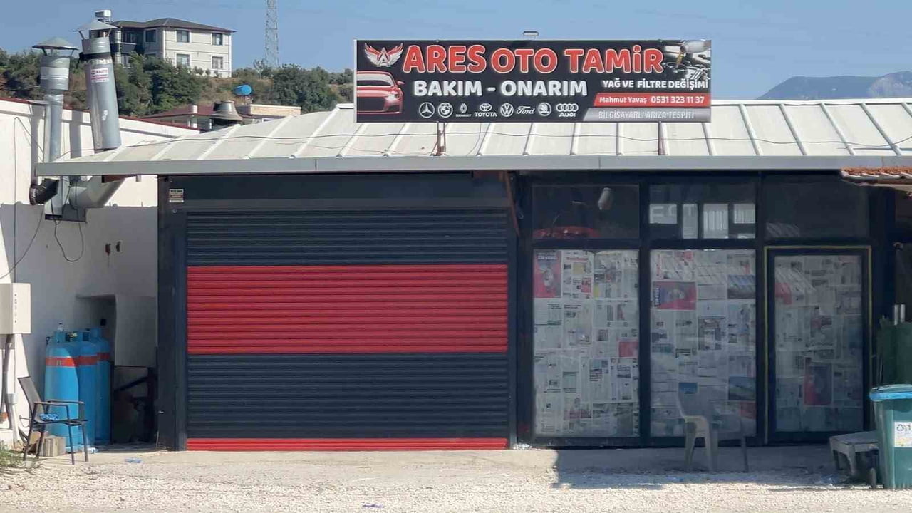 HATAY’IN SAMANDAĞ İLÇESİNDE OTO TAMİR İŞYERİNDE MEYDANA GELEN PATLAMADA KOPAN PARÇANIN BAŞINA...