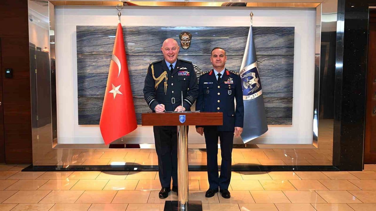 HAVA KUVVETLERİ KOMUTANI ORGENERAL RAFET DALKIRAN, BİRLEŞİK KRALLIK HAVA KUVVETLERİ KOMUTANI...