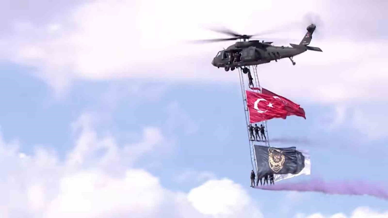 HAVACILIK DAİRE BAŞKANLIĞI VE ÖZEL HAREKAT POLİSLERİNİN TÜRK BAYRAKLI ŞOVU HAYRAN BIRAKTI