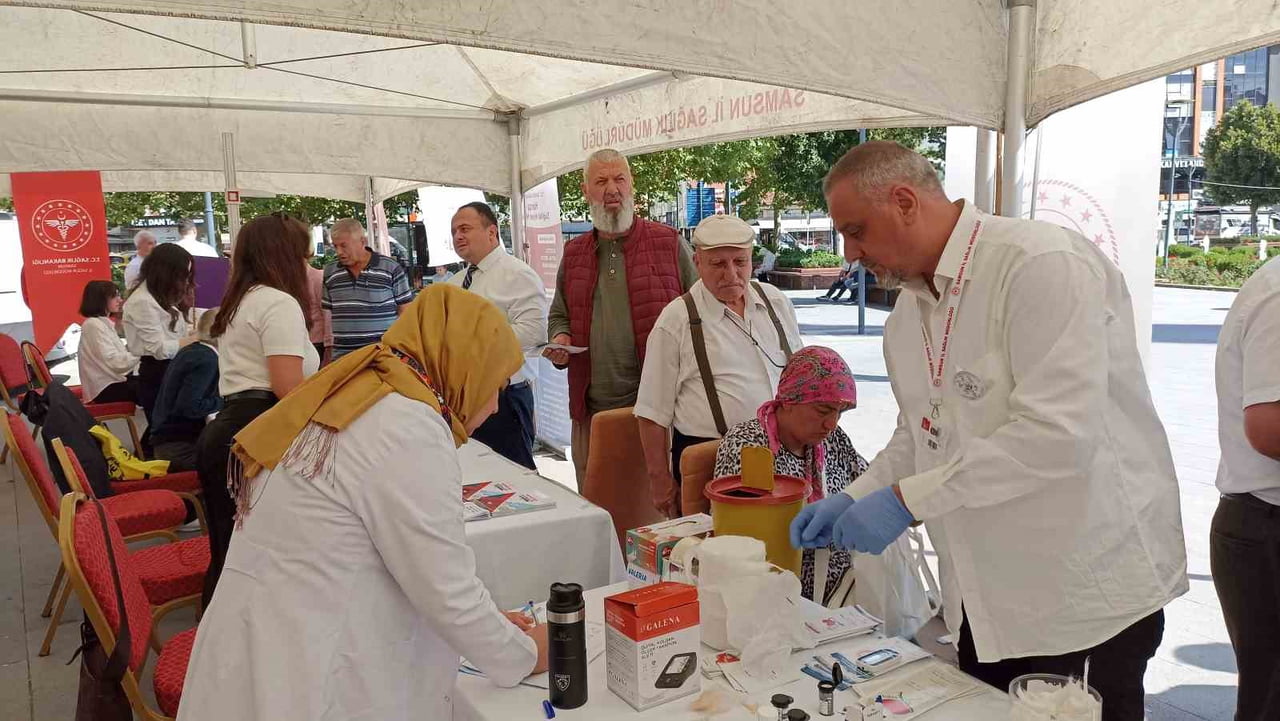 HAVZA İLÇE SAĞLIK MÜDÜRLÜĞÜ TARAFINDAN KEVSER MEYDANI’NDA GERÇEKLEŞTİRİLEN ETKİNLİKTE VATANDAŞLARA...