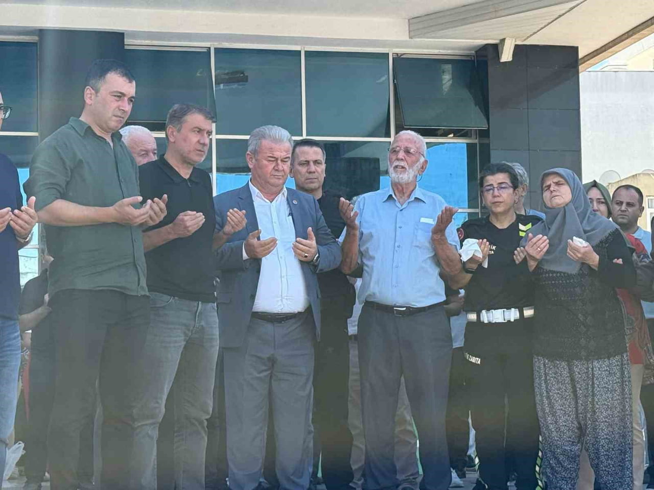 HAYATINI KAYBEDEN KOZAN İÇİN UZUN YILLAR EMEK VERDİĞİ SERİK BELEDİYESİ HİZMET BİNASI ÖNÜNDE TÖREN...