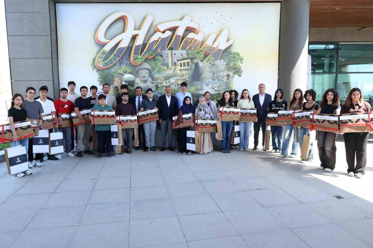 HBB BAŞKANI MEHMET ÖNTÜRK, YKS VE LGS’DE DERECEYE GİREN ÖĞRENCİLERE ÖDÜLLERİNİ TAKDİM...