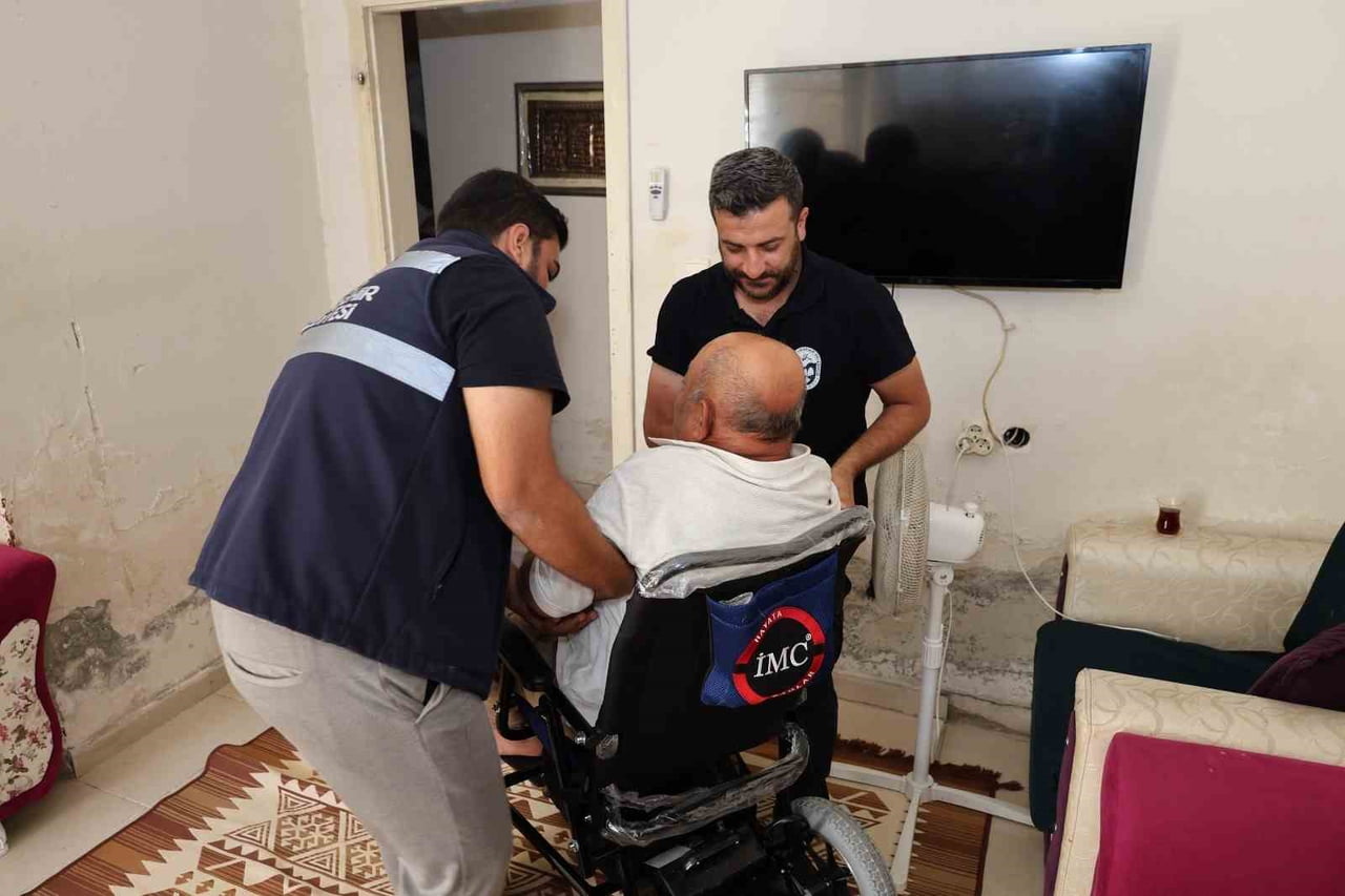 HBB EKİPLERİ TARAFINDAN REYHANLI’DA İHTİYAÇ SAHİBİ ENGELLİ VATANDAŞA AKÜLÜ TEKERLEKLİ SANDALYE...