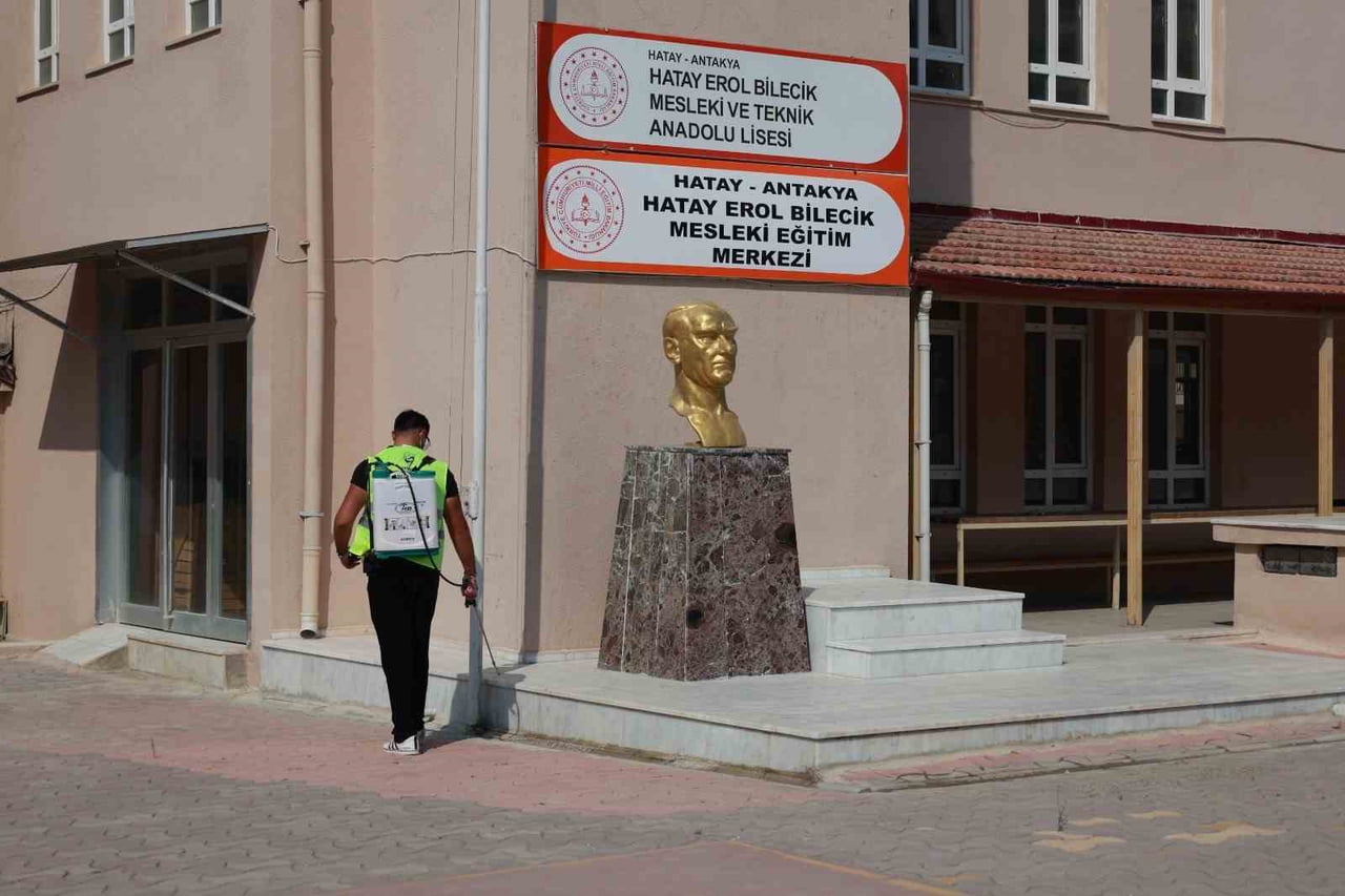 HBB EKİPLERİ, YENİ EĞİTİM ÖĞRETİM YILI ÖNCESİNDE OKULLARDA HAŞERE VE VEKTÖRLERE KARŞI İLAÇLAMA...