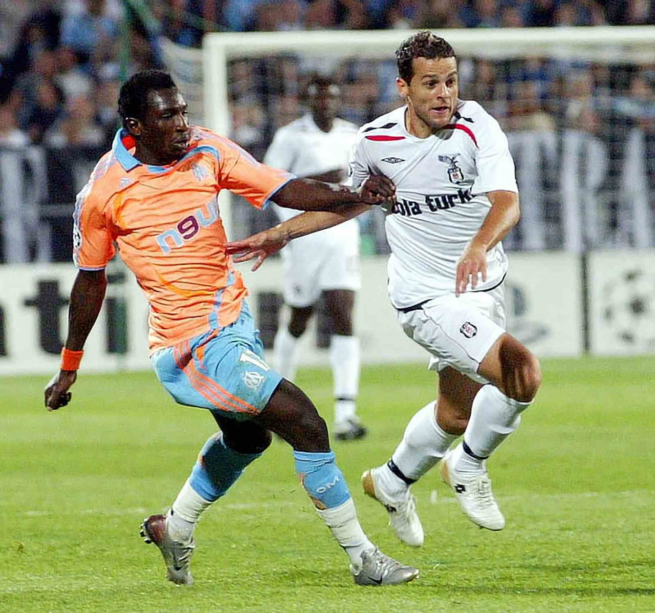 HEM MARSİLYA HEM DE BEŞİKTAŞ FORMALARI GİYMİŞ OLAN MAMADOU NİANG (SOL)