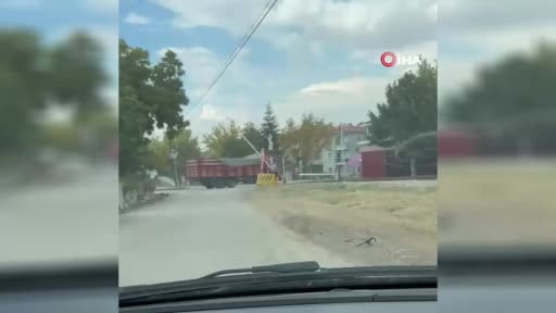 Hemzemin geçitte kamyonun faciadan saniyelerle kurtulduğu anlar kamerada