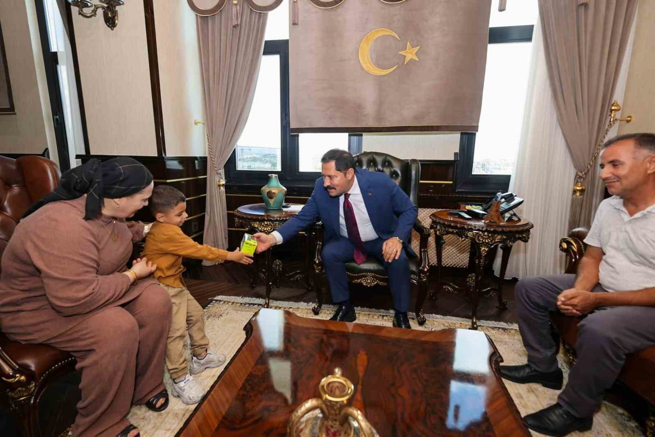 HENÜZ 20 GÜNLÜKKEN ENKAZ ALTINDA KALAN VE EKİPLERİN ÇALIŞMASI SONUCU SAĞ OLARAK KURTARILAN KEREM...