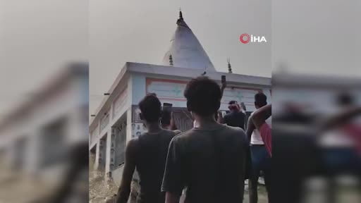 Hindistan'ın Batı Bengal eyaletinde nehir kıyısındaki şiddetli erozyon nedeniyle koruyucu...