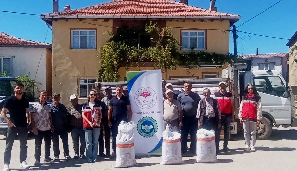 HİSARCIK KARBASAN KÖYÜNDE ORGANİK ADAÇAYI ÜRETİCİLERİNE GÜBRE DESTEĞİ