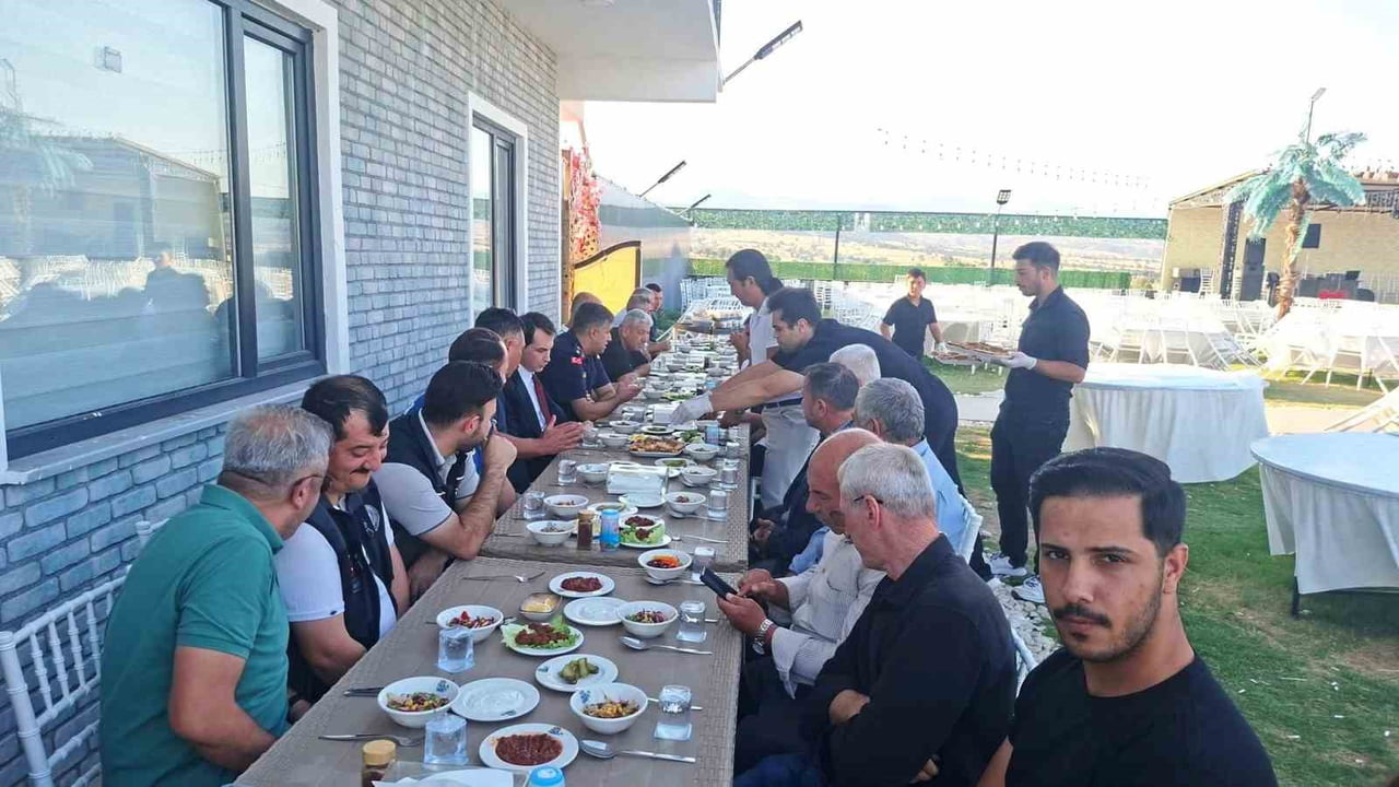 HİSARCIK’TA KÖY MUHTARLARI BİRLİK BERABERLİK YEMEĞİNDE BİR ARAYA GELDİ.
