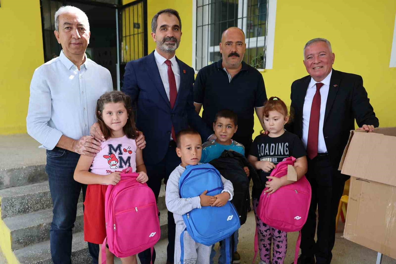 HONAZ’DA ÖĞRENCİLER YENİ EĞİTİM ÖĞRETİM YILINA ANLAMLI BİR HEDİYEYLE BAŞLADI. BAŞKAN KEPENEK...