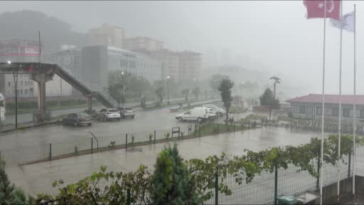 Hopa’da dalgalar metrelerce yükseldi