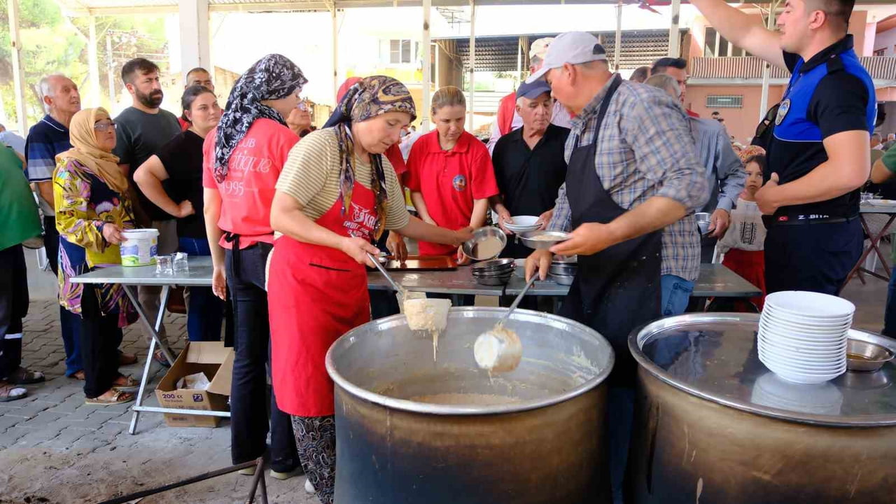HORSUNLU'DA KURTULUŞ GÜNÜNE ÖZEL 15 KAZAN KEŞKEK DAĞITILDI