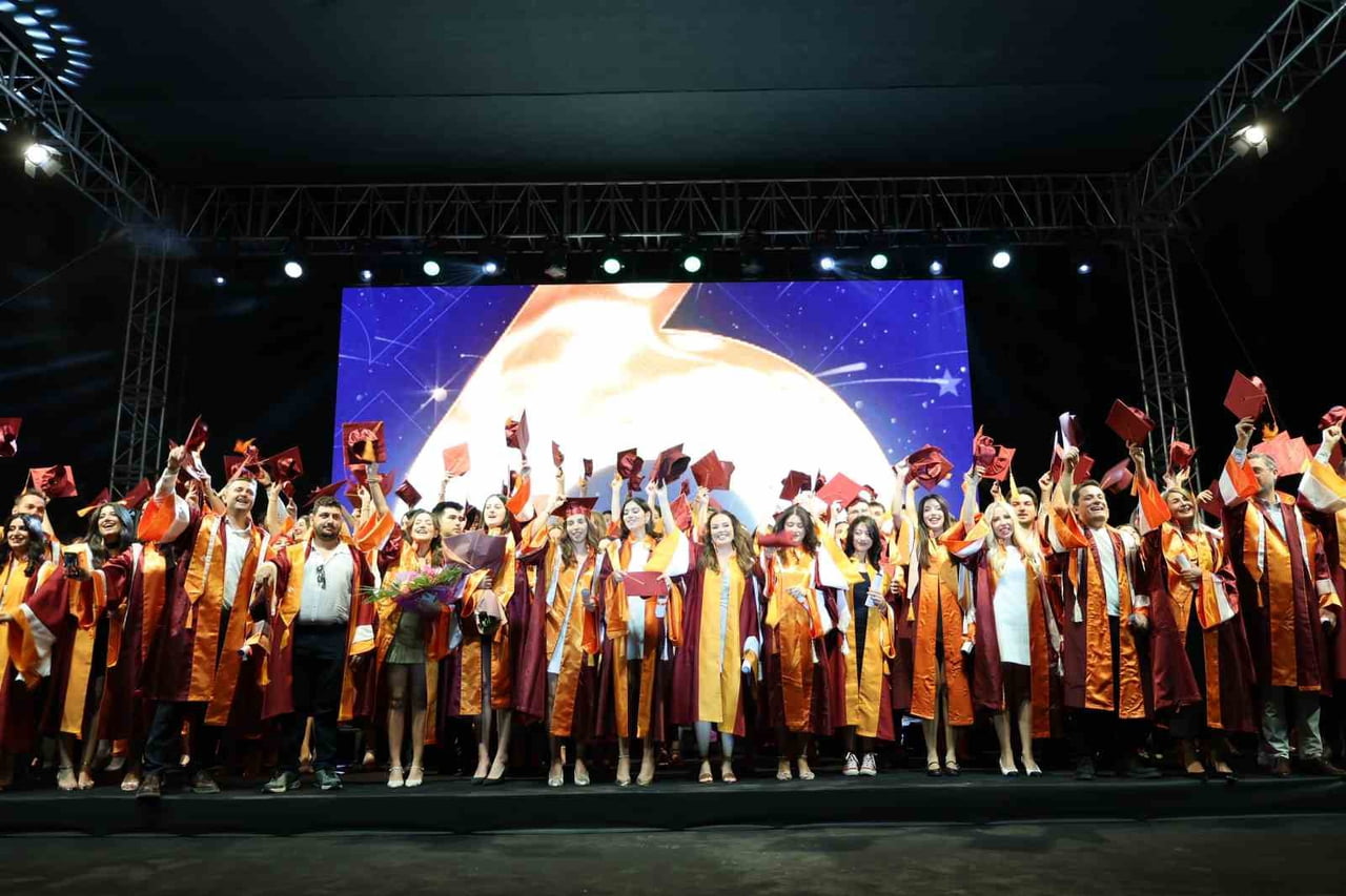 İEÜ’DE UZMANLIK YOLCULUĞU DİPLOMAYLA TAÇLANDI