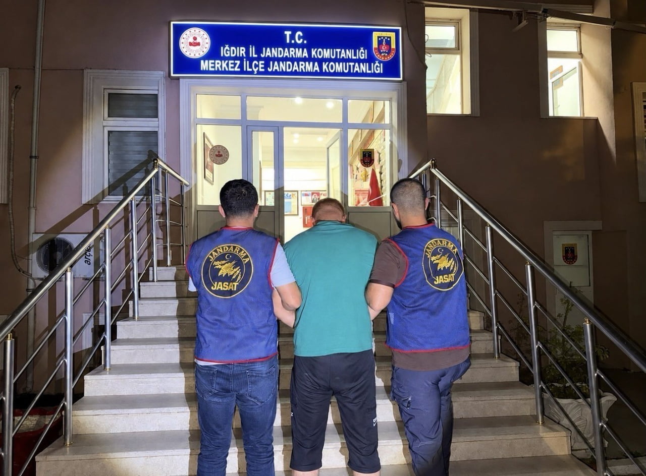 IĞDIR’DA 11 YIL HAPİS CEZASI İLE ARANAN ŞAHIS YAKALANDI
