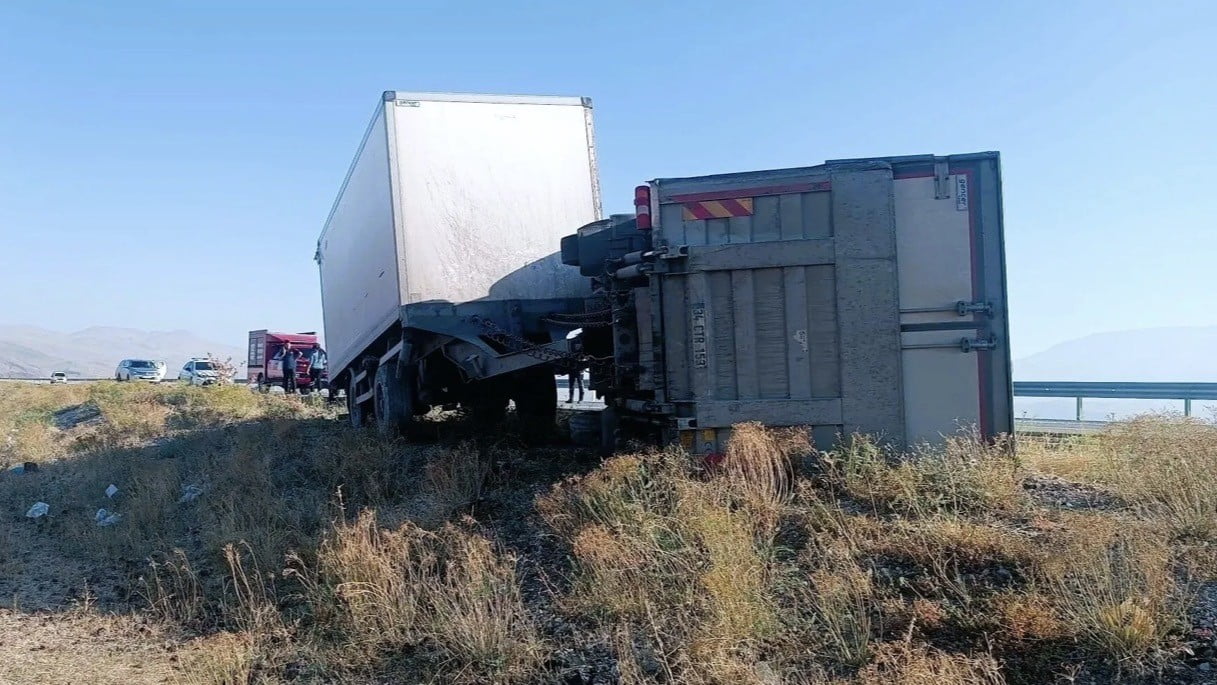 IĞDIR’DA EŞEĞE ÇARPMAMAK İÇİN MANEVRA YAPAN KAMYON KAZA YAPTI