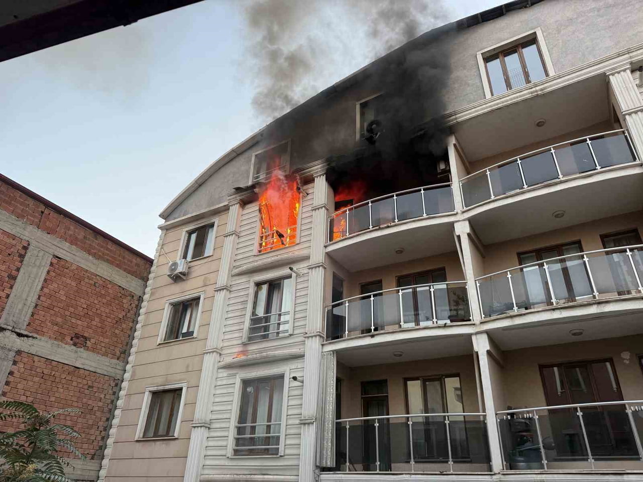 IĞDIR’DA YANGINA MÜDAHALE İÇİN İTFAİYE GİRECEK YER BULAMADI